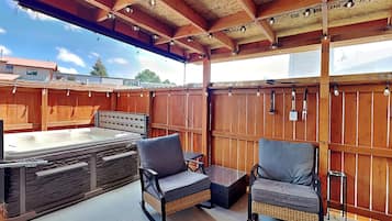 Condo (3 Bedrooms) | Property amenity