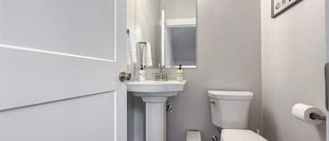 Douche, sèche-cheveux, serviettes fournies, shampoing