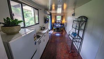Geladeira, micro-ondas, cooktop, chaleira elétrica
