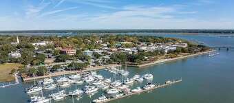 Beachy Bungalow- walk downtown, close to MCAS, and Parris Island!