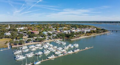 Beachy Bungalow- walk downtown, close to MCAS, and Parris Island!