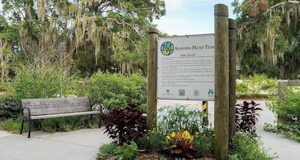 Beachy Bungalow- walk downtown, close to MCAS, and Parris Island!