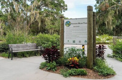 Beachy Bungalow- walk downtown, close to MCAS, and Parris Island!