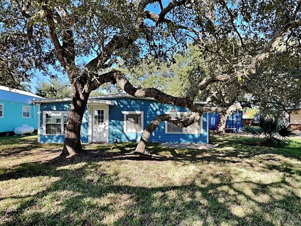 Exterior - The Charming Cozy Cottage by Miss Kitty’s (Rockport)