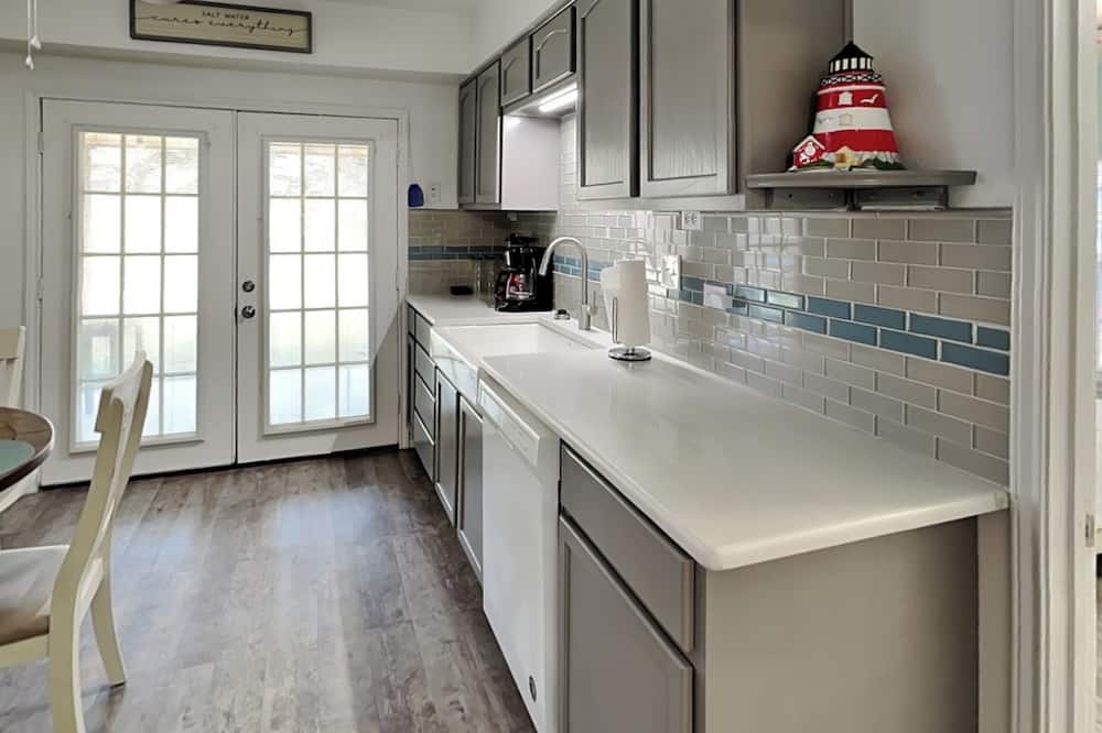 The Charming Cozy Cottage by Miss Kitty’s - Refugio, TX