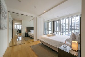 Apartemen Premium, 3 kamar tidur | Brankas, tirai kedap cahaya, setrika/meja setrika, dan Wi-Fi gratis