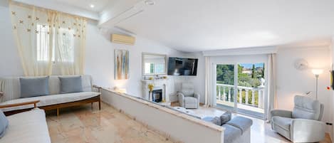 Een televisie en een open haard