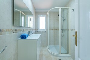 Douche, séchoir à cheveux, serviettes fournies