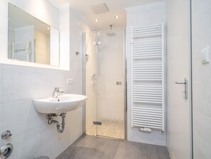 Douche, sèche-cheveux, serviettes fournies