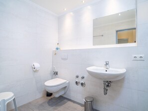 Dusj, hårføner og håndklær