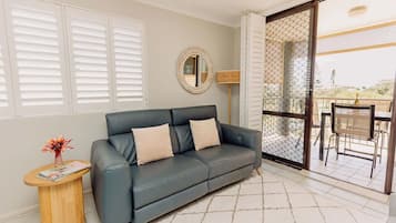 Een smart-tv en boeken