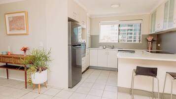 Een koelkast, een magnetron, een oven, een kookplaat