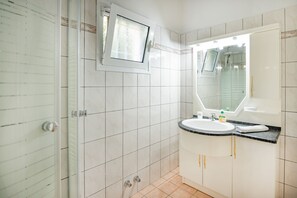 Dusche, Haartrockner, Handtücher