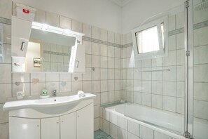 Shower, hair dryer, towels