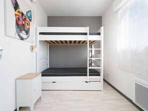 2 soverom og strykejern/-brett