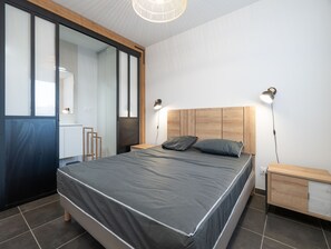 2 soverom og strykejern/-brett