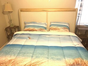 3 bedrooms, iron/ironing board, WiFi, bed sheets - Charming 3-bedroom house with comfortable beds close to the beach! (Long Beach)