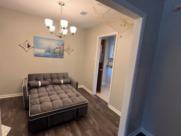 Smart TV - Charming 3-bedroom house with comfortable beds close to the beach! (Long Beach)