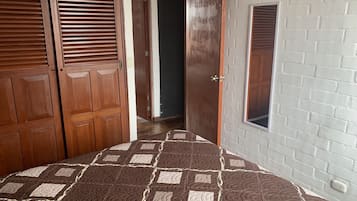 3 habitaciones, tabla de planchar con plancha, wifi y ropa de cama