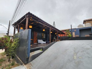 Exterior - Deluxe 2 bedroom house 50m from Campeche beach with air conditioning. (Campeche Florianópolis)