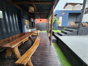 Outdoor dining - Deluxe 2 bedroom house 50m from Campeche beach with air conditioning. (Campeche Florianópolis)
