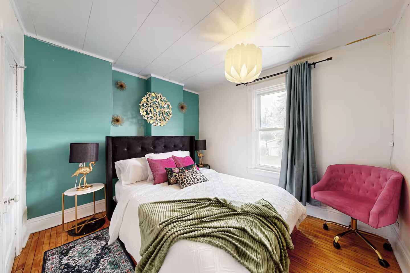 3 chambres, bureau, fer et planche à repasser, lit de bébé portatif