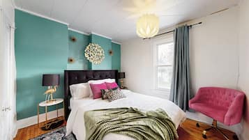 3 chambres, bureau, fer et planche à repasser, lit de bébé portatif