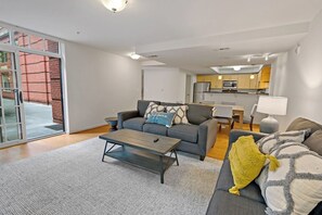 Smart TV - Lovely 3-Bedroom Townhouse Apartment (Arlington)