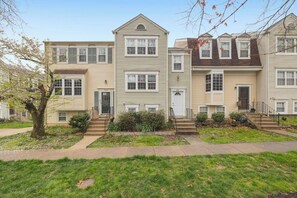 Exterior - 2 BR Bright Chic DC20min, IAD 10 min, Metro (Reston)