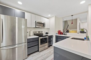 Kühlschrank, Mikrowelle, Ofen, Herdplatte