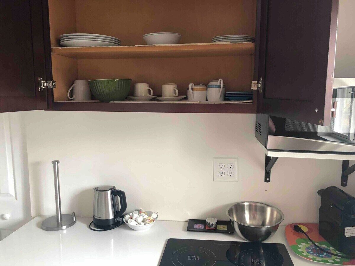 Refrigerador, microondas, parrilla de estufa y cafetera y tetera 