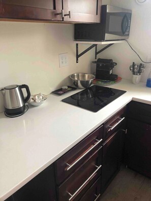 Refrigerador, microondas, parrilla de estufa y cafetera y tetera 