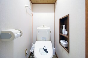 Articles de toilette (gratuits), séchoir à cheveux, pantoufles, bidet