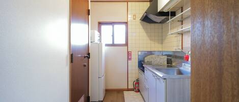 Réfrigérateur, four à micro-ondes, surface de cuisson