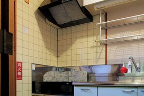 Refrigerador, microondas, parrilla de estufa y tetera eléctrica 