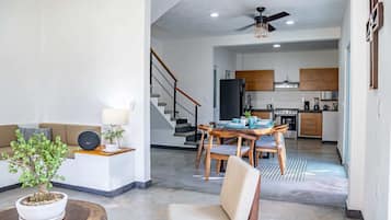 Deluxe Cottage, Garden View | Living area