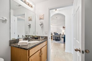 Douche, séchoir à cheveux, serviettes fournies, savon
