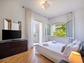 5 habitaciones, tabla de planchar con plancha, cuna de viaje y wifi 