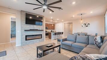 TV connectée, cheminée, jeux vidéo, baby-foot