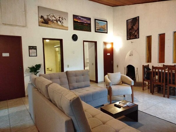 Smart TV, fireplace