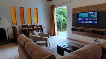 Smart TV, fireplace