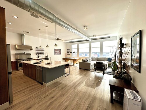Newly Renovated 4 Bedroom Loft & Private Balcony