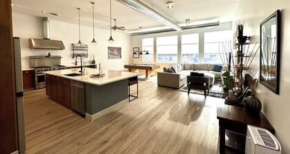 Newly Renovated 4 Bedroom Loft & Private Balcony