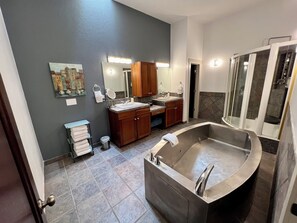 Shower, jetted bath, hair dryer, towels