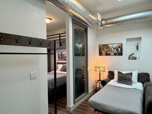 4 bedrooms, iron/ironing board, free WiFi, bed sheets - Newly Renovated 4 Bedroom Loft & Private Balcony (Denver)