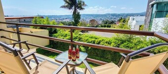 Private house 5min from Puente de cristal/Terrace/Petfriendly/BBQ /Garden/parking