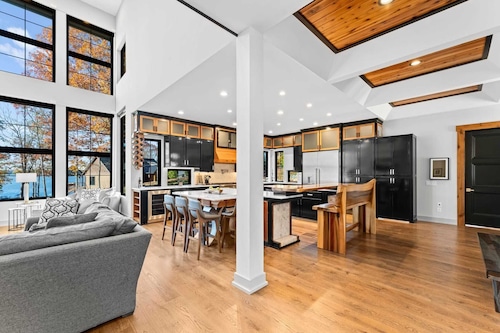 The Grand on Greenbay-7 Bedrooms Sleeps 21 Modern new Build