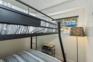 4 bedrooms, WiFi, bed sheets