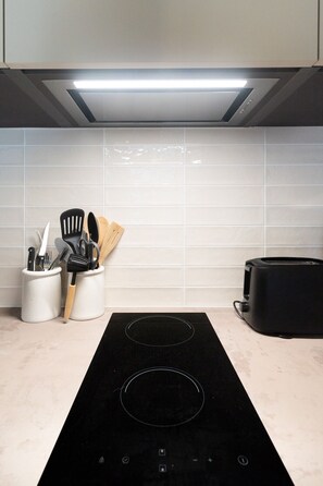 Kylskåp, mikrovågsugn, spishäll och kaffe- och tebryggare