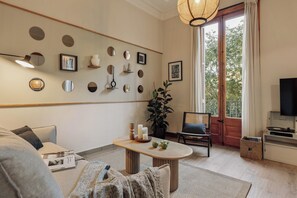 TV - Kusku - 3 bedrooms and balcony in Eixample Dreta (Barcelona)